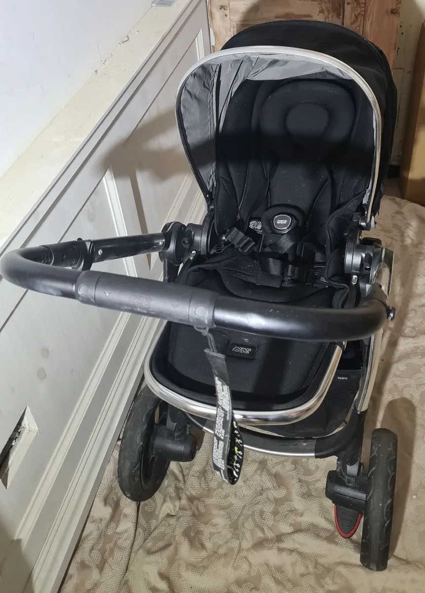 Mamas and Papas Ocarro  Pushchair and Cot - Image 3