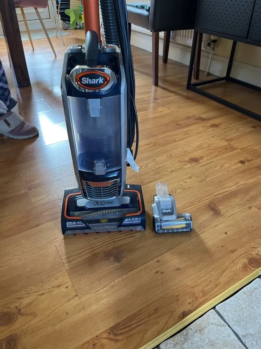 Shark Classic Anti Hair Wrap Upright Pet Vacuum NZ801UKT (like new) - Image 3