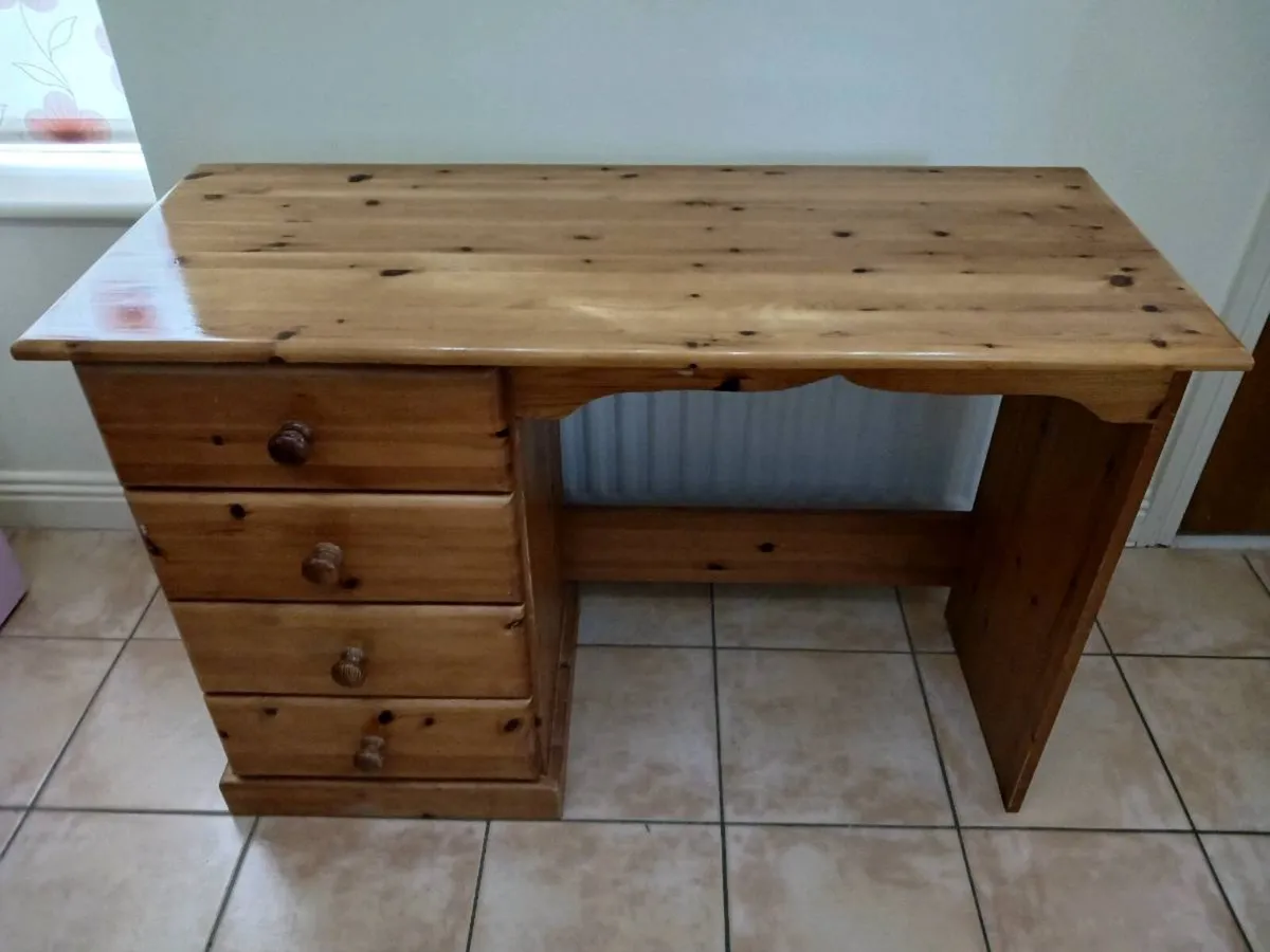 Desk and office chair - Image 1