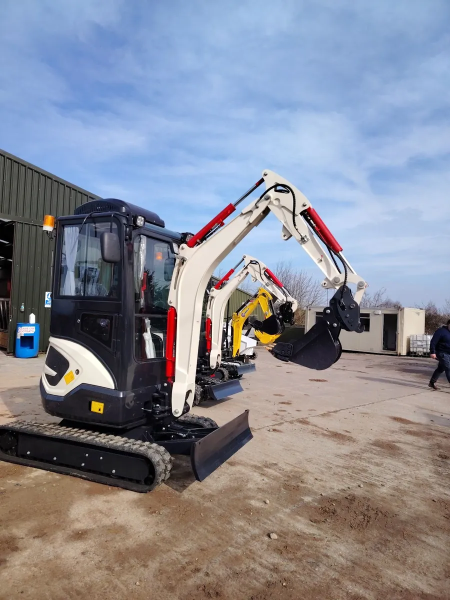 2.5 excavator - Image 2