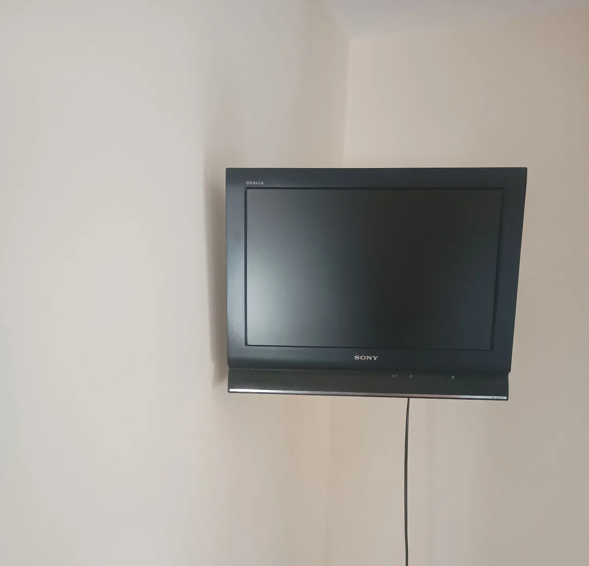 Sony Bravia 19" TV with Stand and Wall Bracket - Image 2