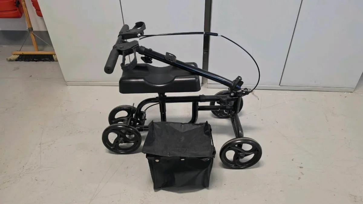 Folding knee scooter - Image 1