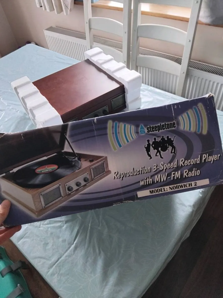 Record Player - Image 1