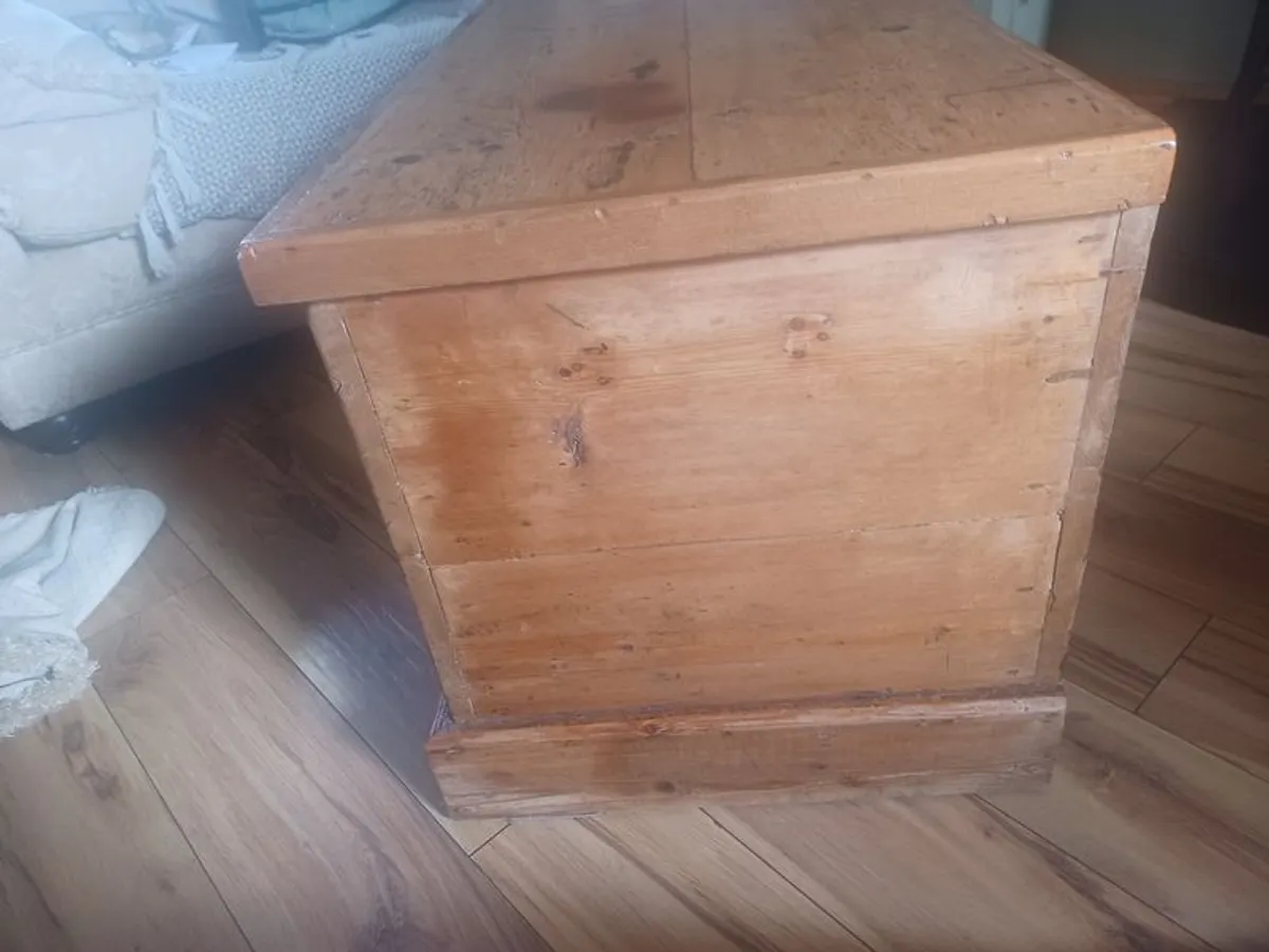 Beautiful Old Chest - Image 2