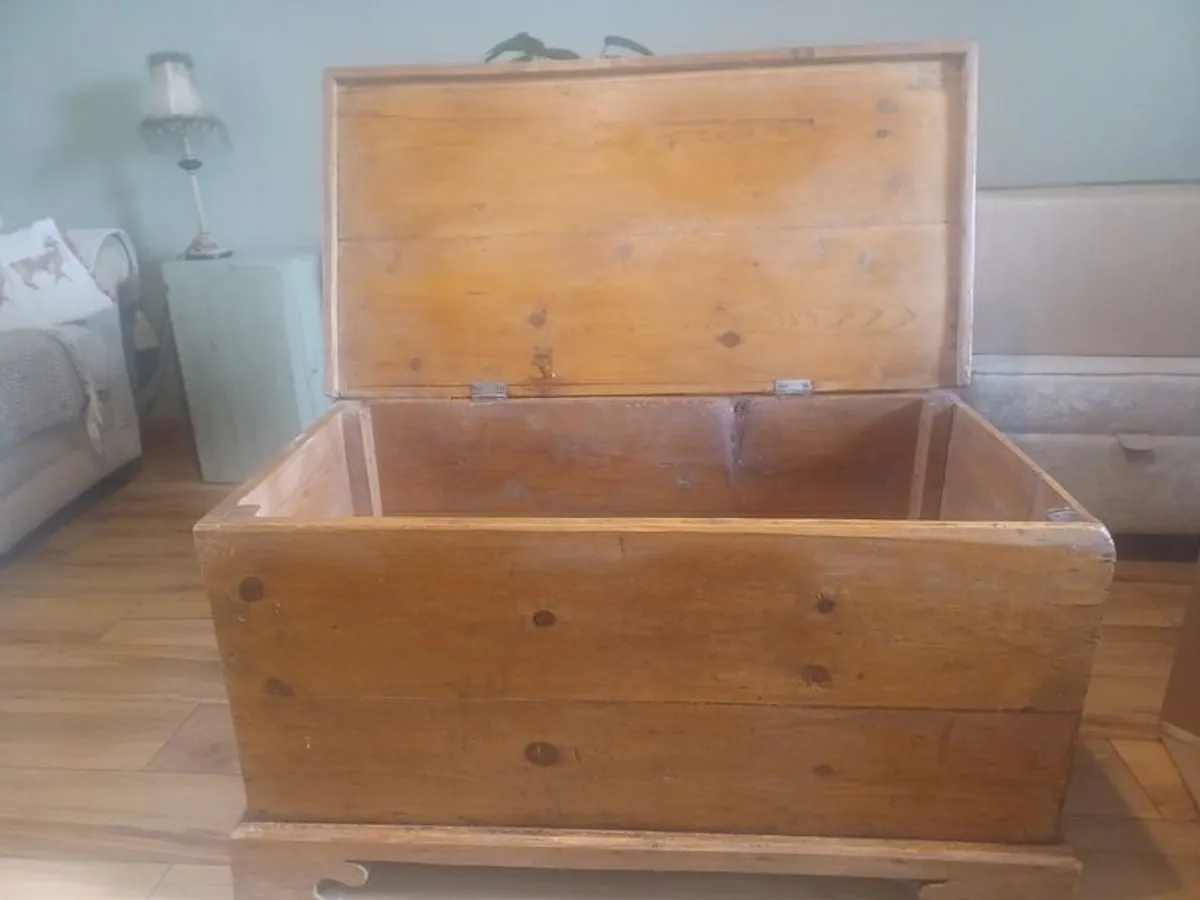 Beautiful Old Chest - Image 4