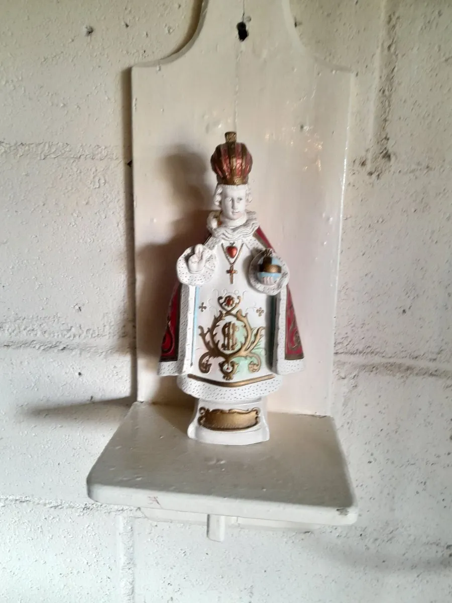 Vintage  statue  shelf - Image 1