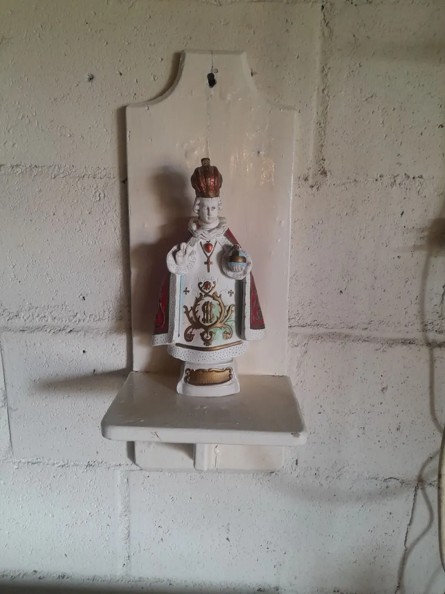 Vintage  statue  shelf - Image 4