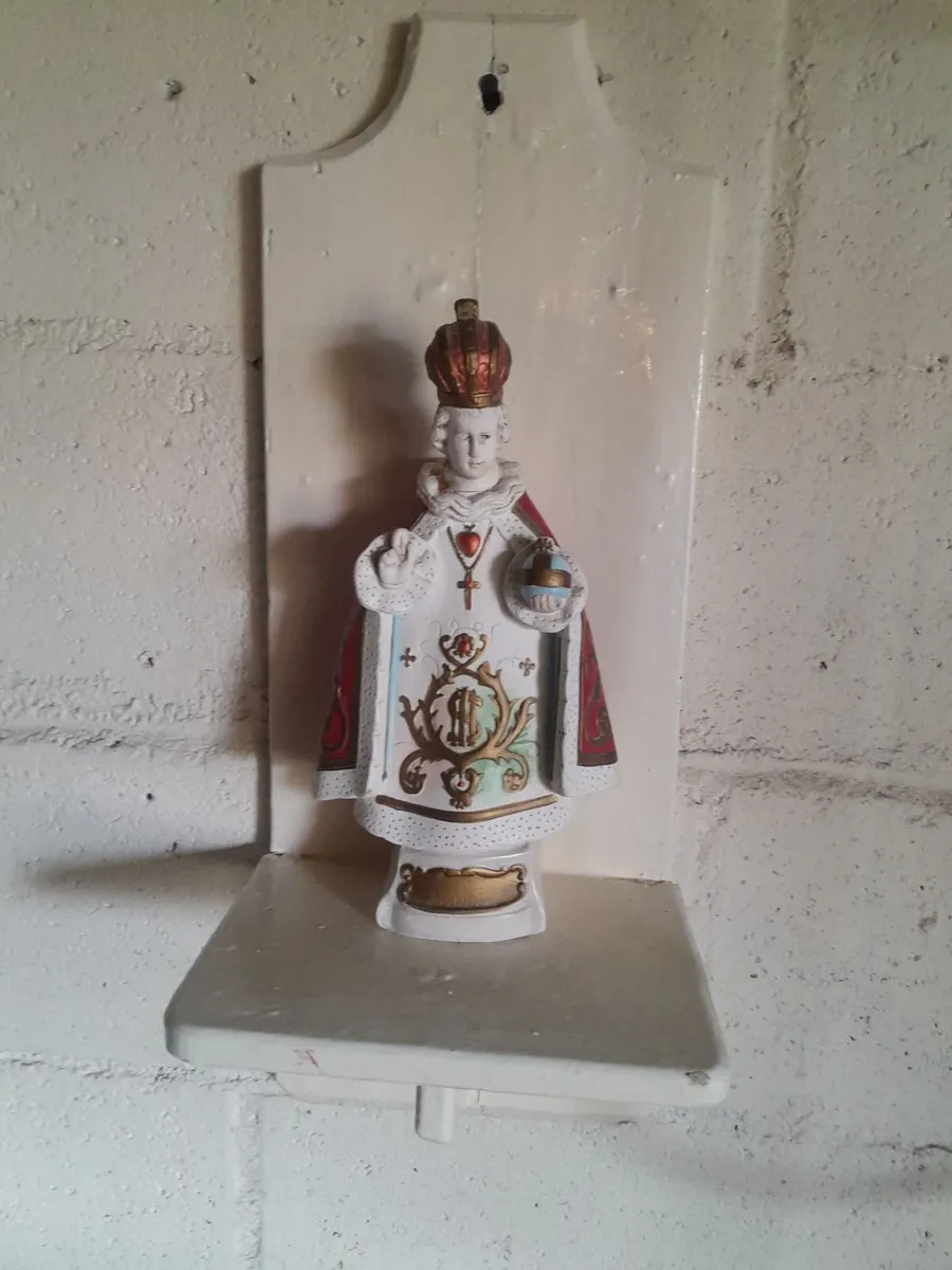 Vintage  statue  shelf - Image 3