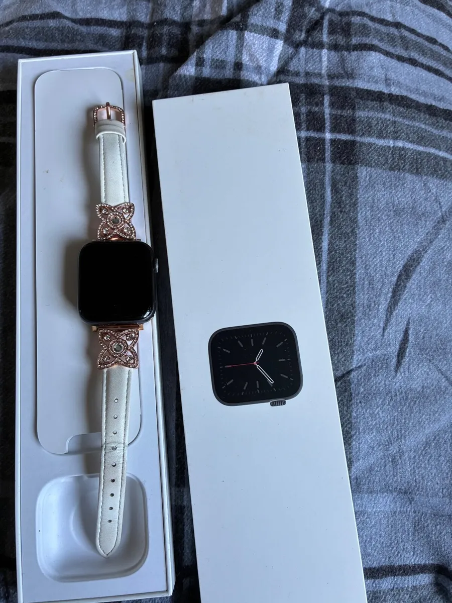 I watch series 6 and iPhone 11 - Image 2