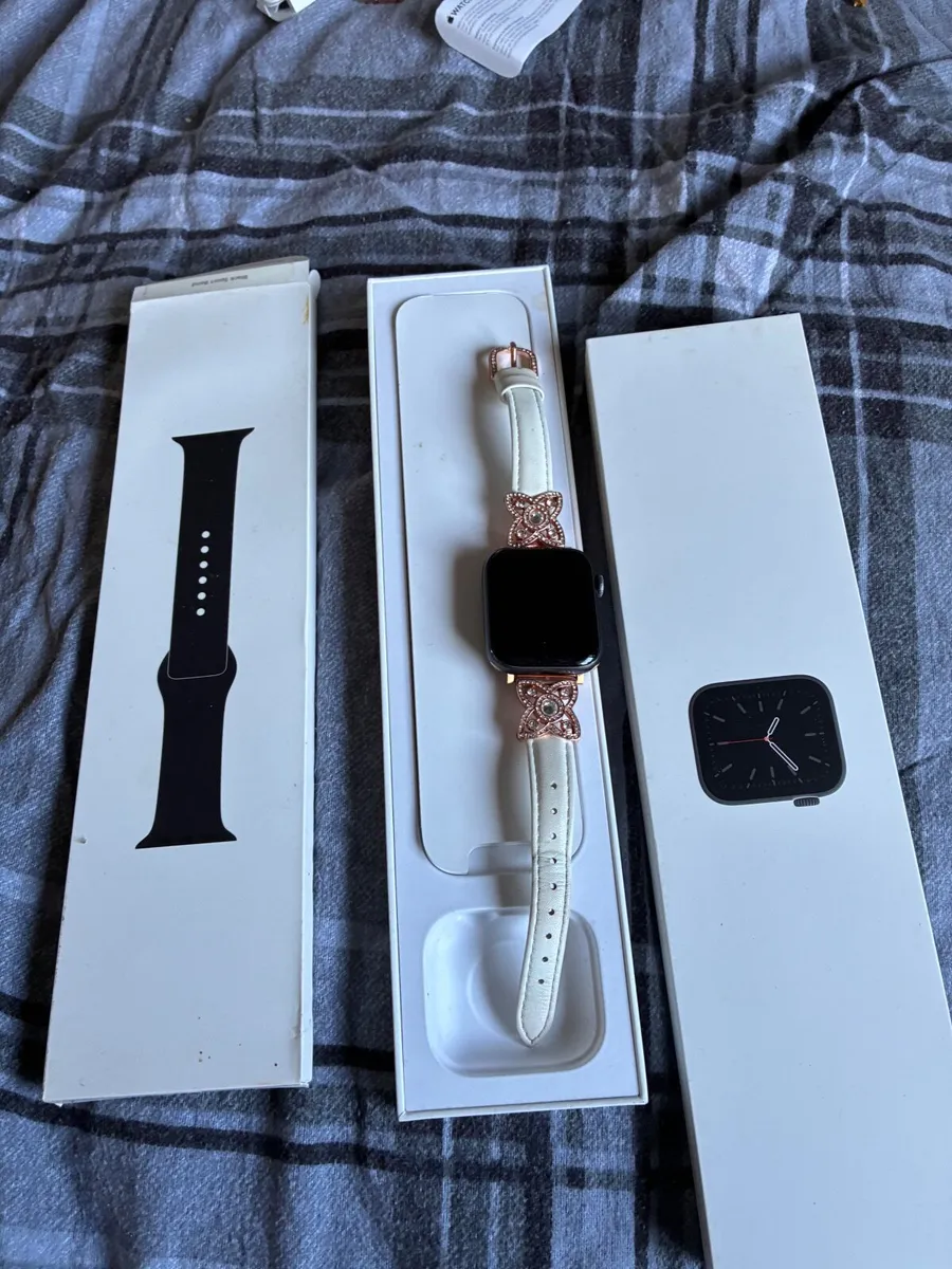 I watch series 6 and iPhone 11 - Image 3