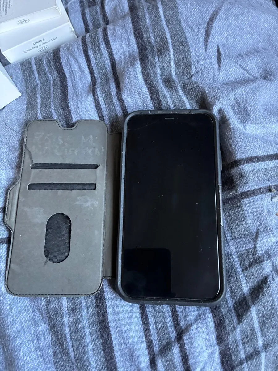 I watch series 6 and iPhone 11 - Image 4