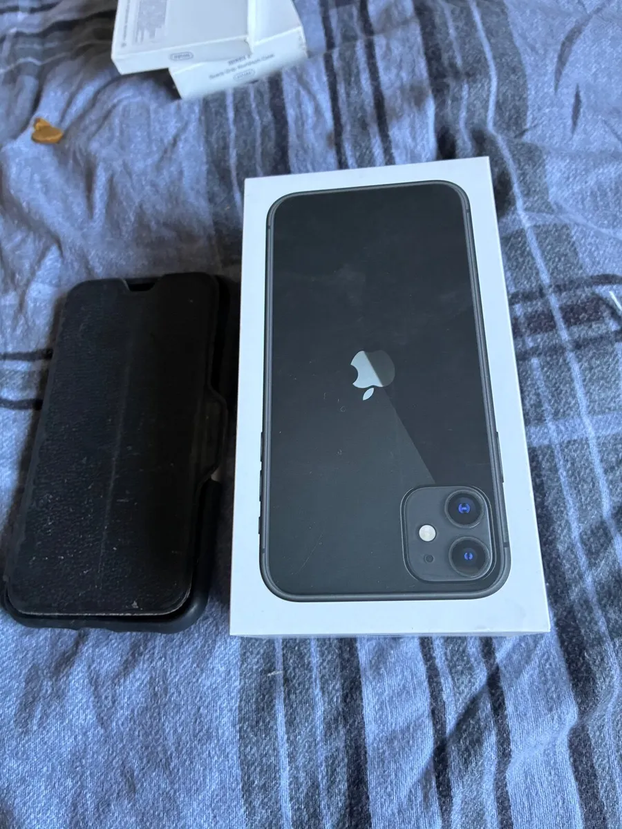 I watch series 6 and iPhone 11 - Image 1