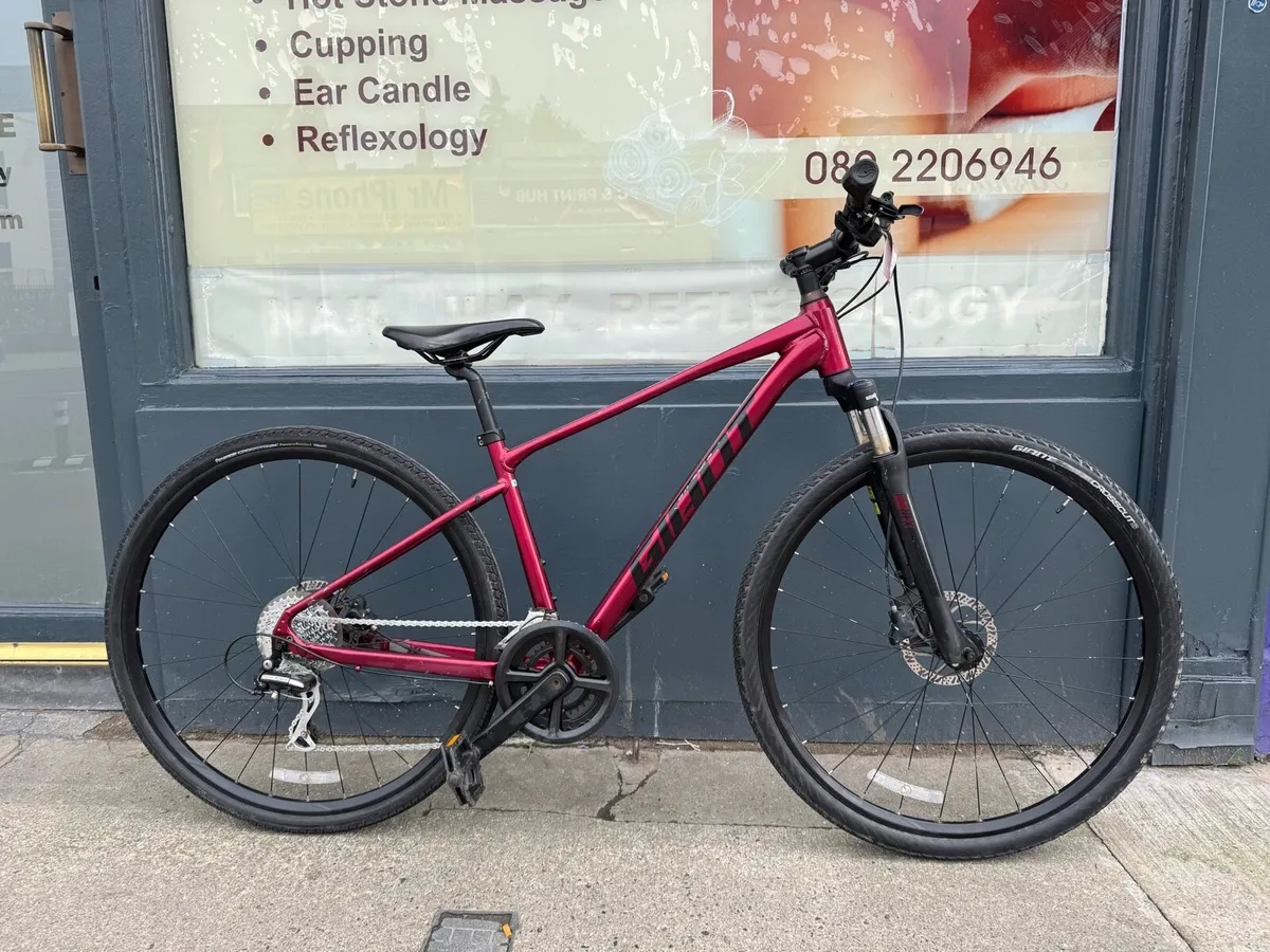 Giant Roam 3 Hybrid Bike - Image 1