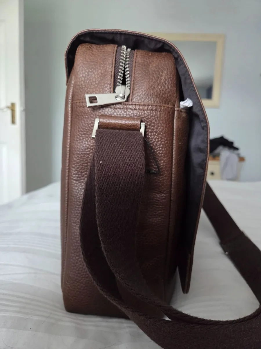 M&S Unisex Leather Bag - Image 2
