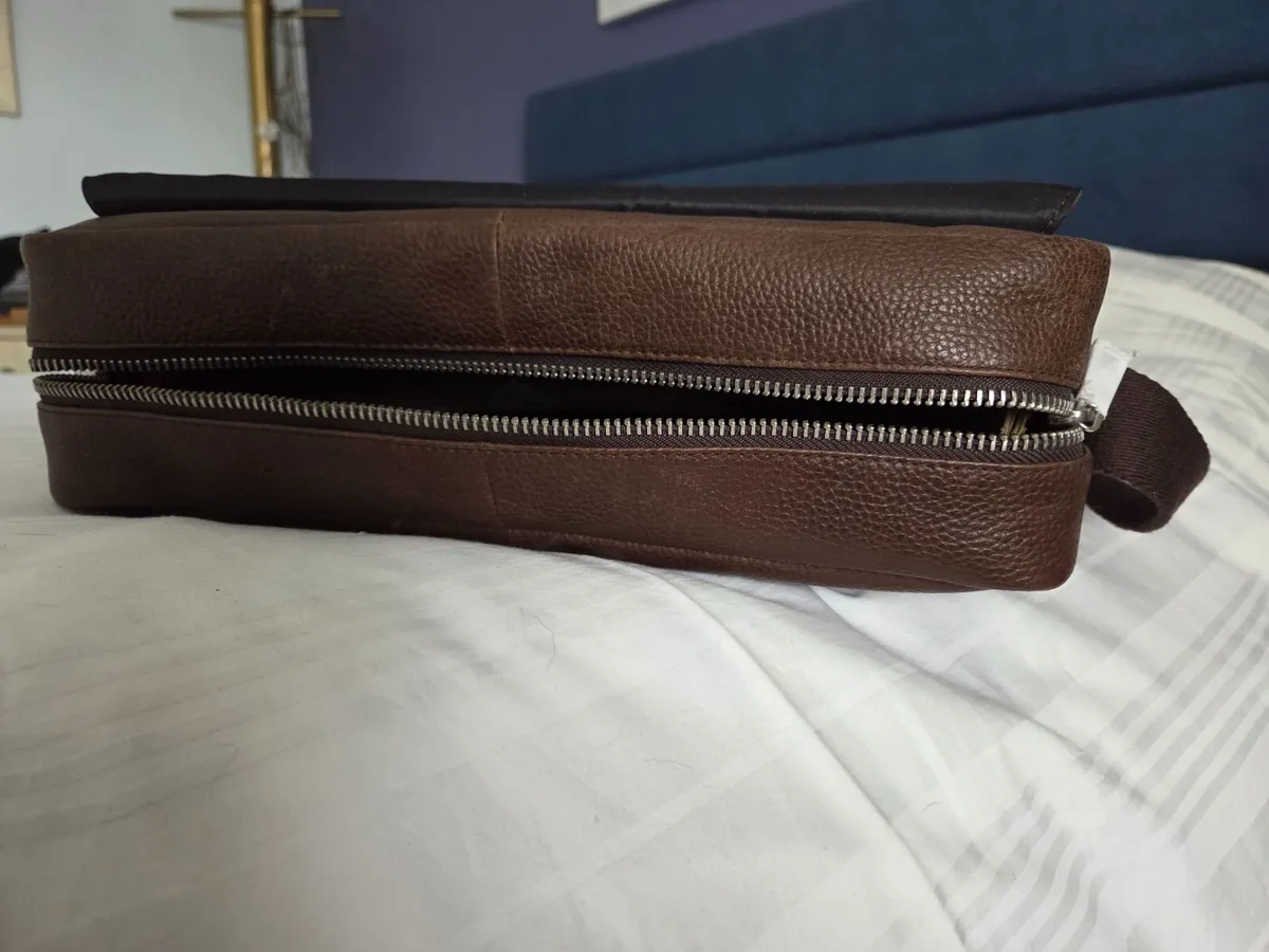 M&S Unisex Leather Bag - Image 3