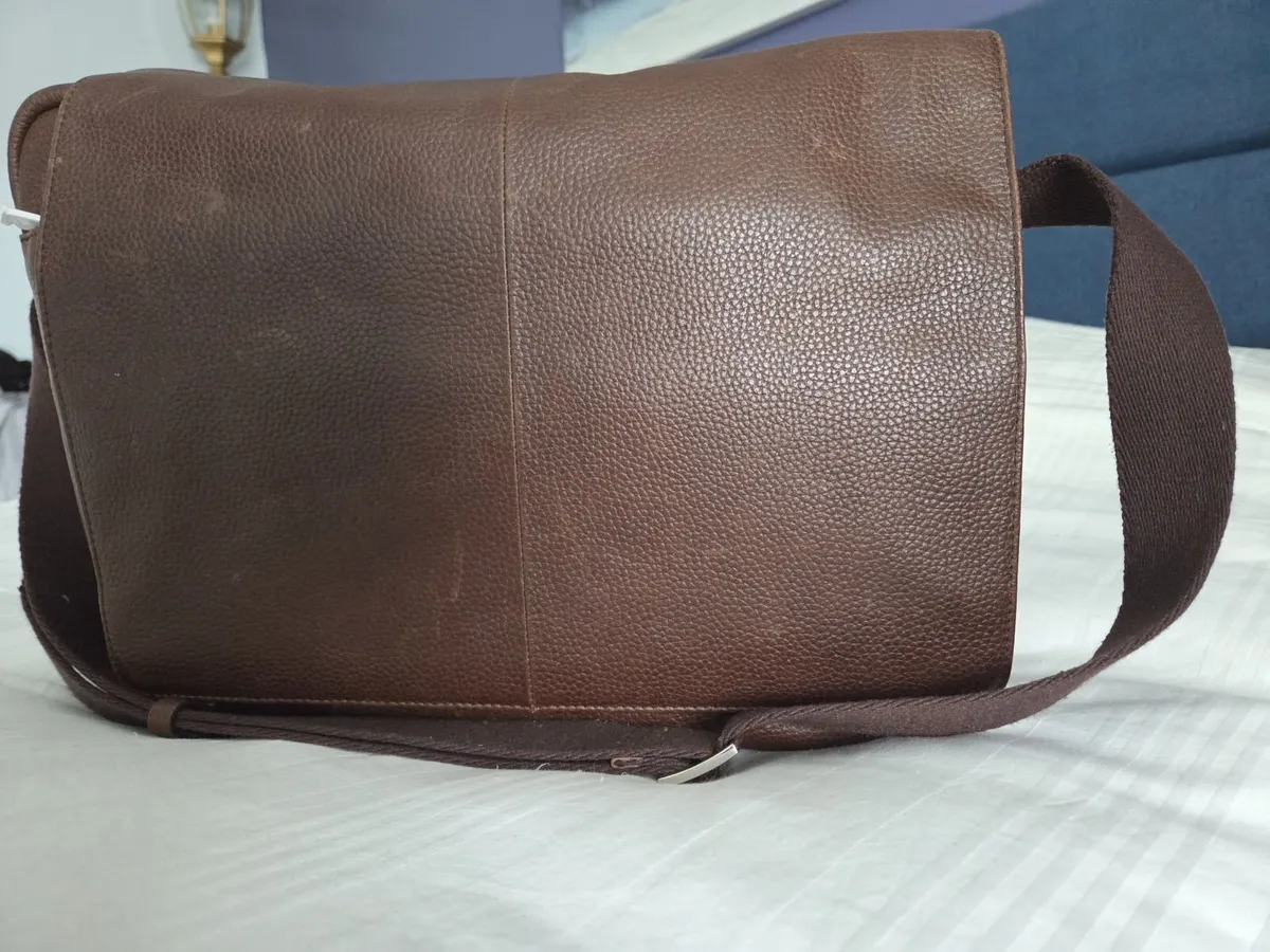 M&S Unisex Leather Bag - Image 1
