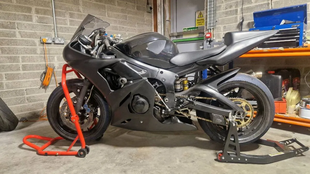 Yamaha R6 2005 TRACK BIKE - Image 1