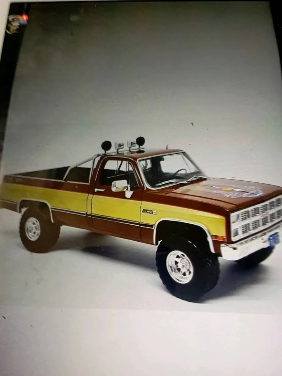 1-18 GMC K-2500 SIERRA I982 PICK UP TRUCK - Image 3