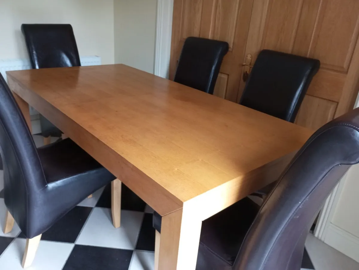 Table and chairs - Image 2