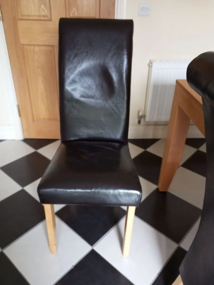 Table and chairs - Image 3