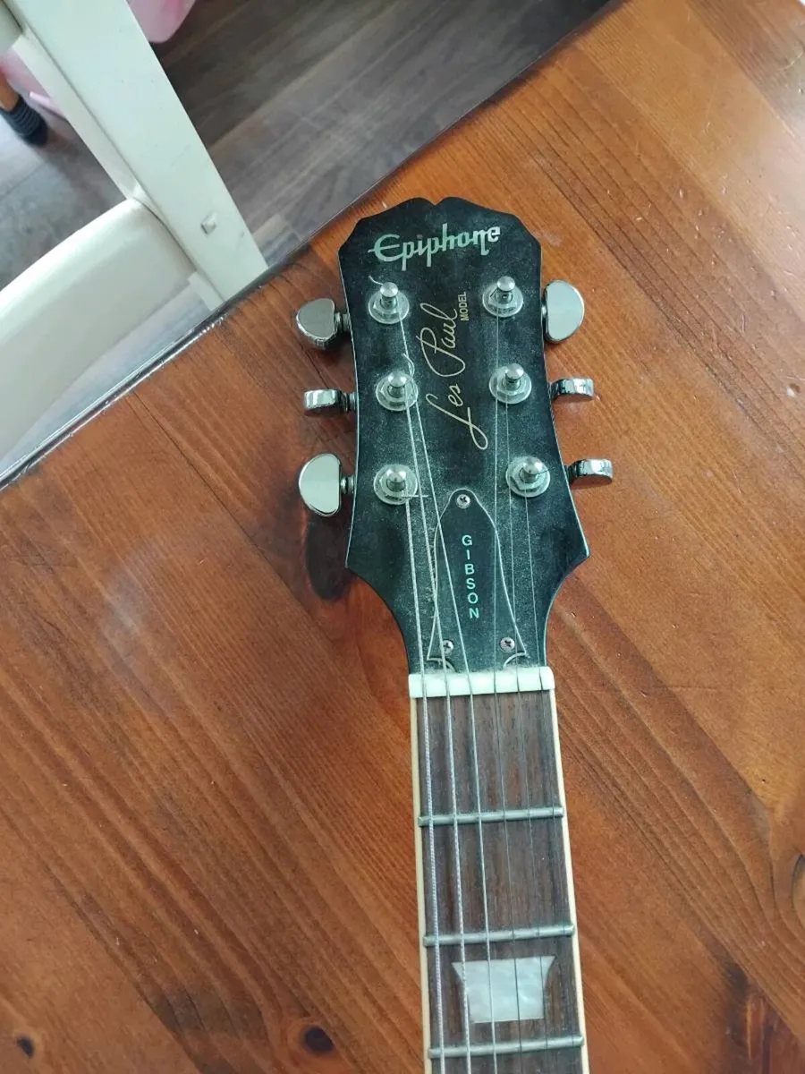 Guitar and amp - Image 3