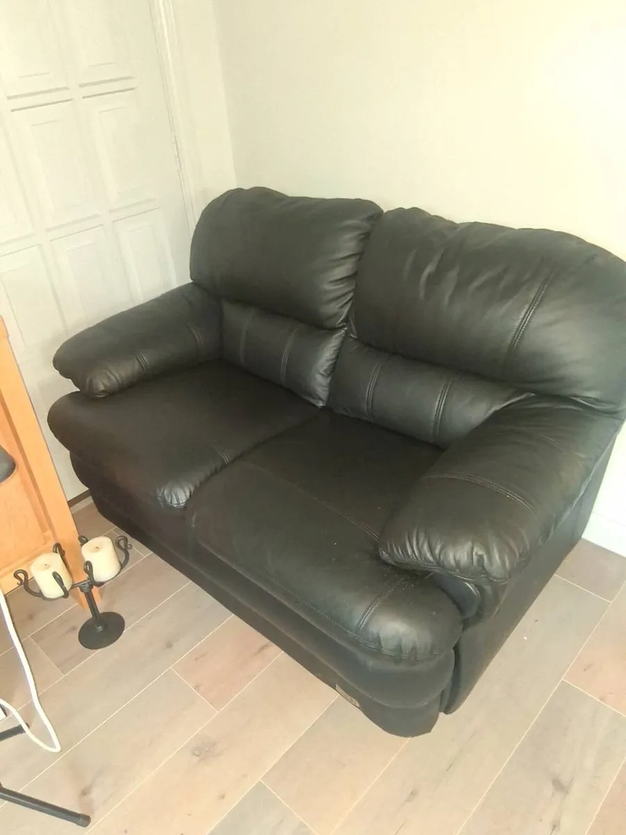 2 seater leather couch - Image 1