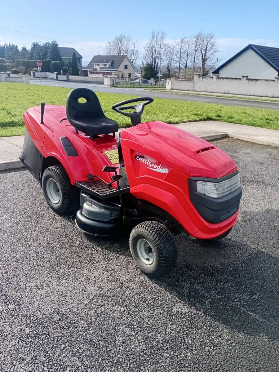 Ride on lawnmower - Image 1