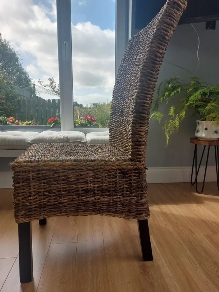 Glass top kitchen table & with 4 wicker chairs - Image 4