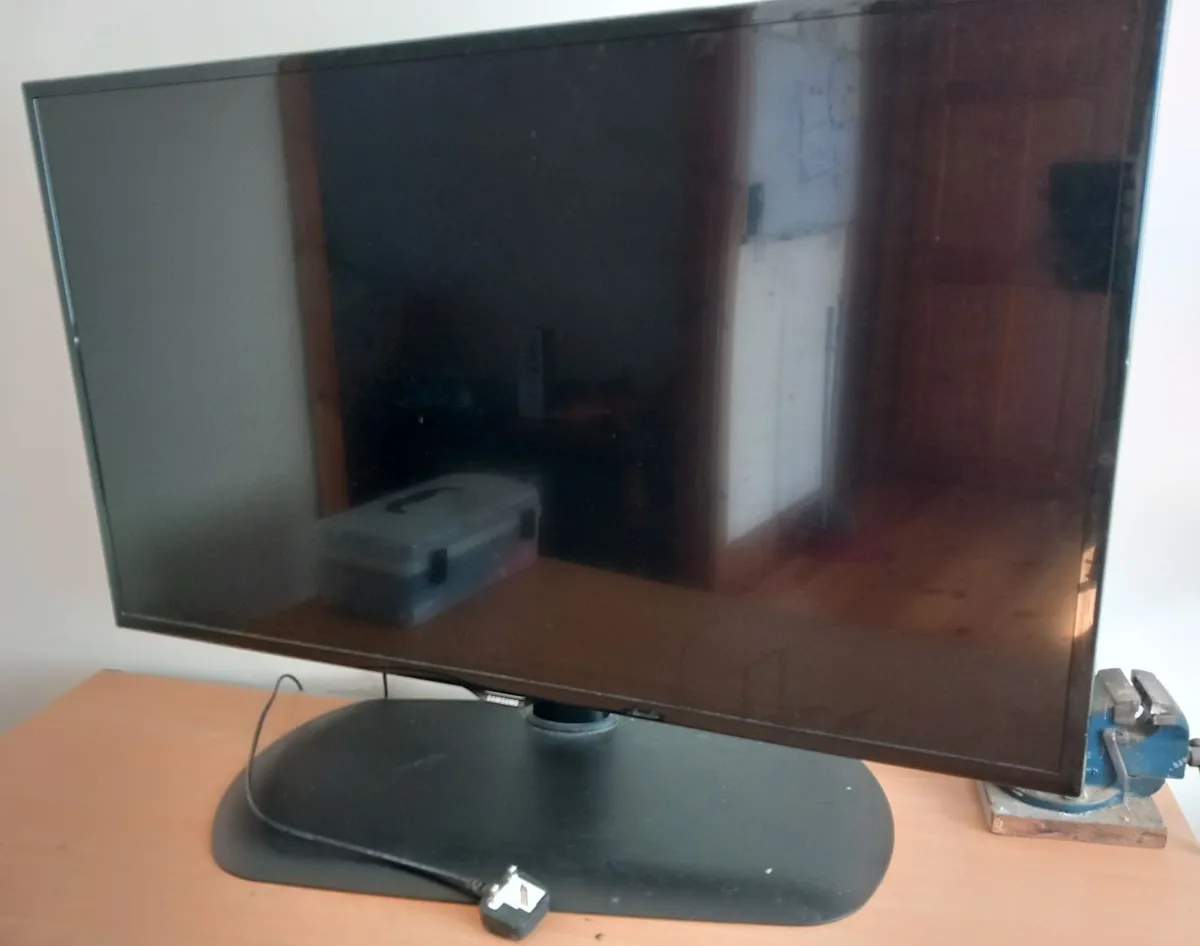 Samsung 42" TV no remote - Image 3