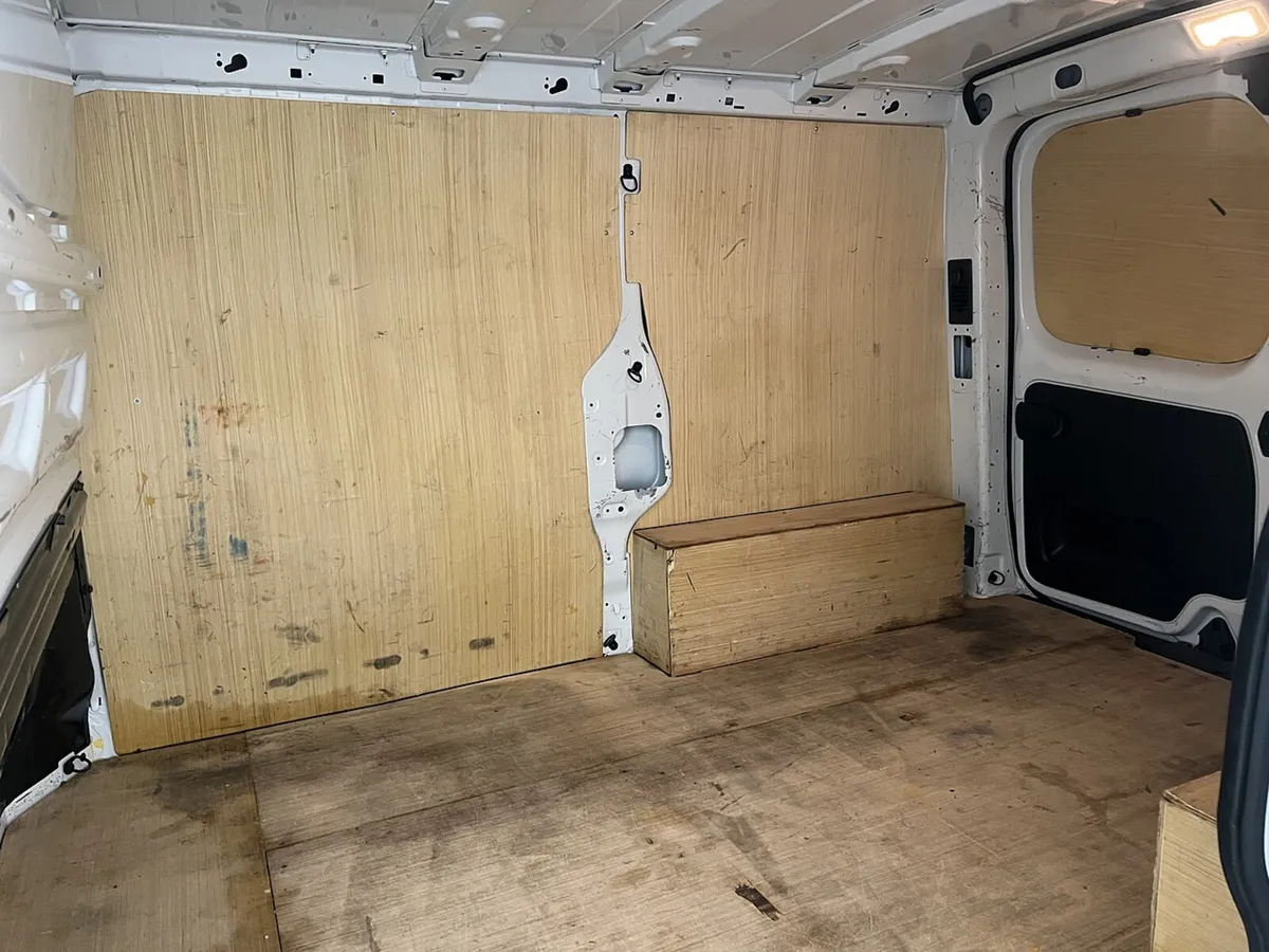 2023 Renault Trafic Panel Van - Image 2