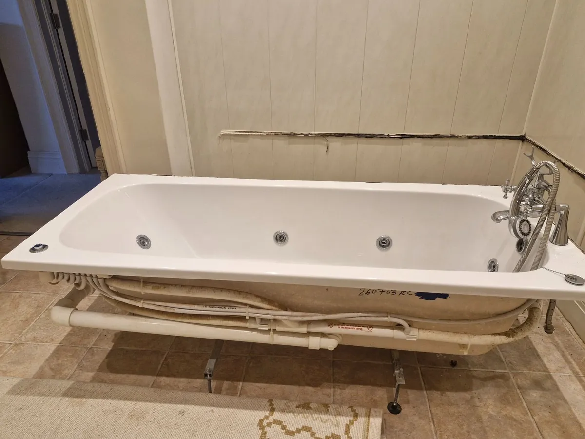 Jacuzzi bath - Image 3