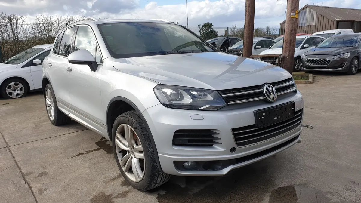 *For parts* Vw Touareg Alt, 3.0 V6 dsl auto (2012) - Image 1