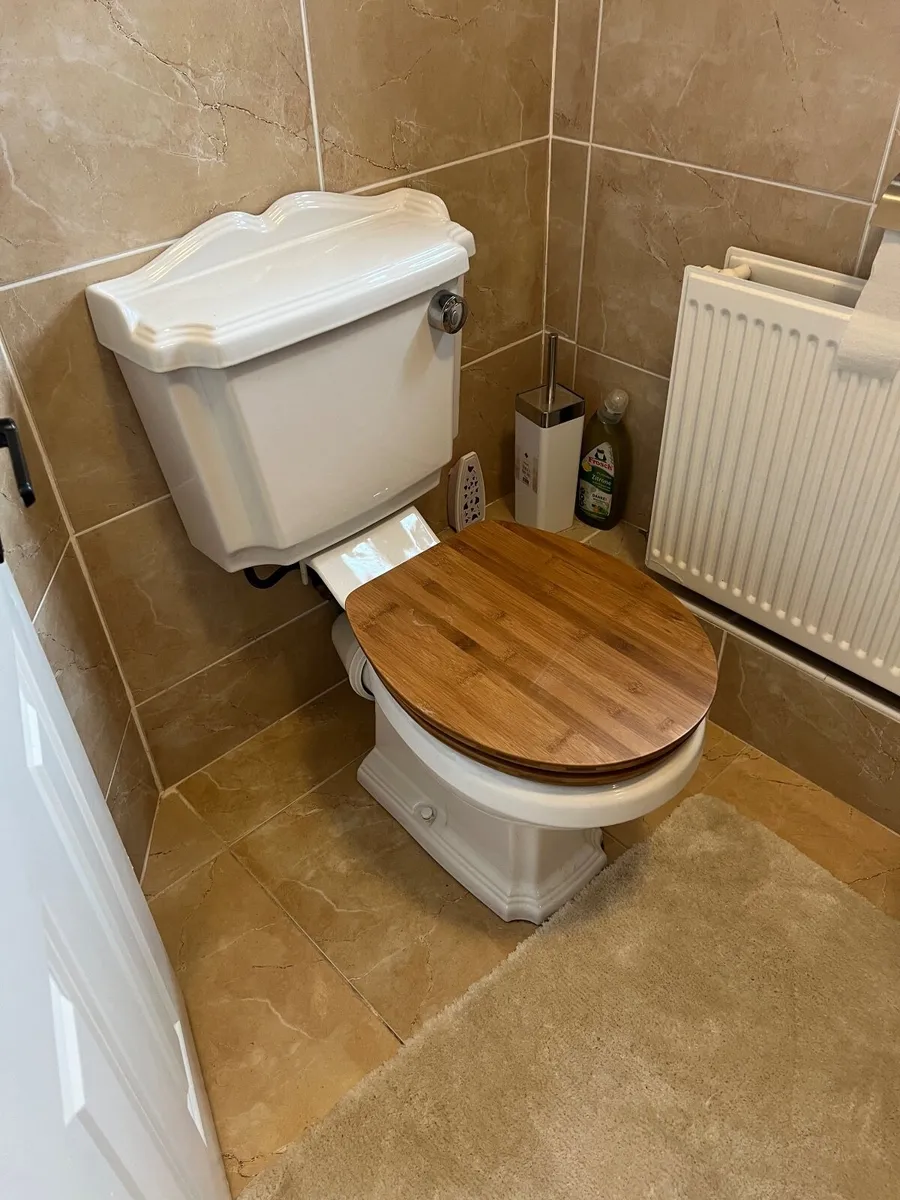 2 Parts, tradionell Toilet Unit, washbasin availab - Image 1