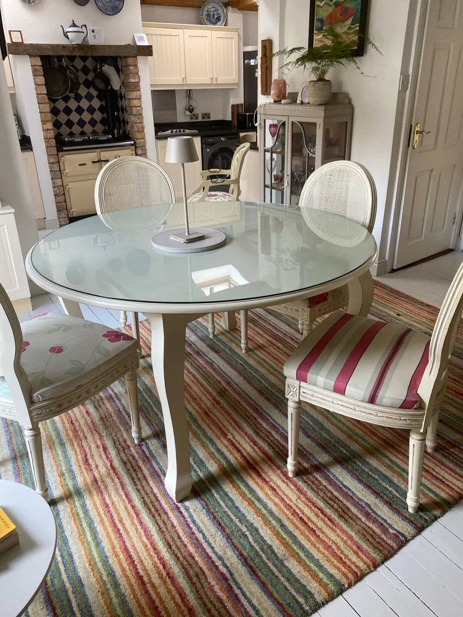 Table and four chairs - Image 1