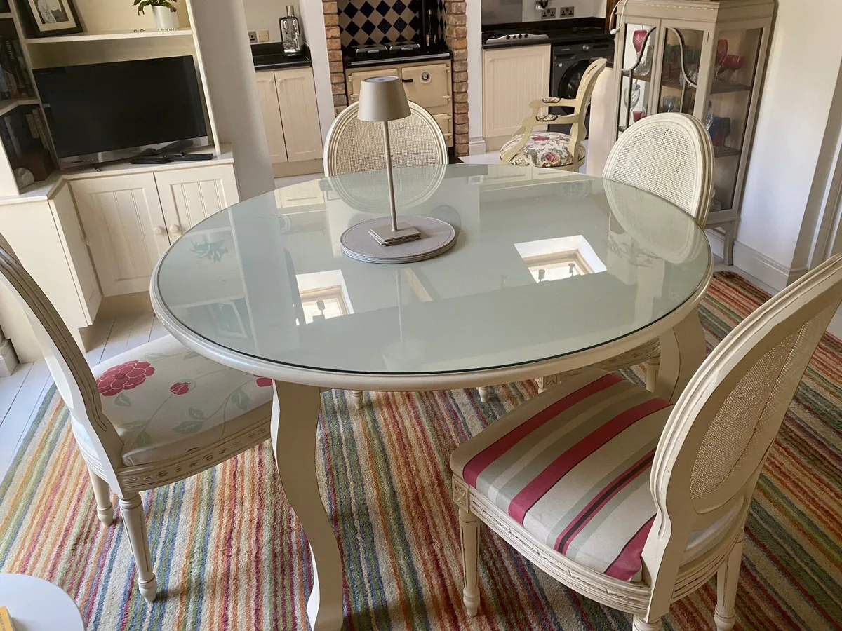 Table and four chairs - Image 4