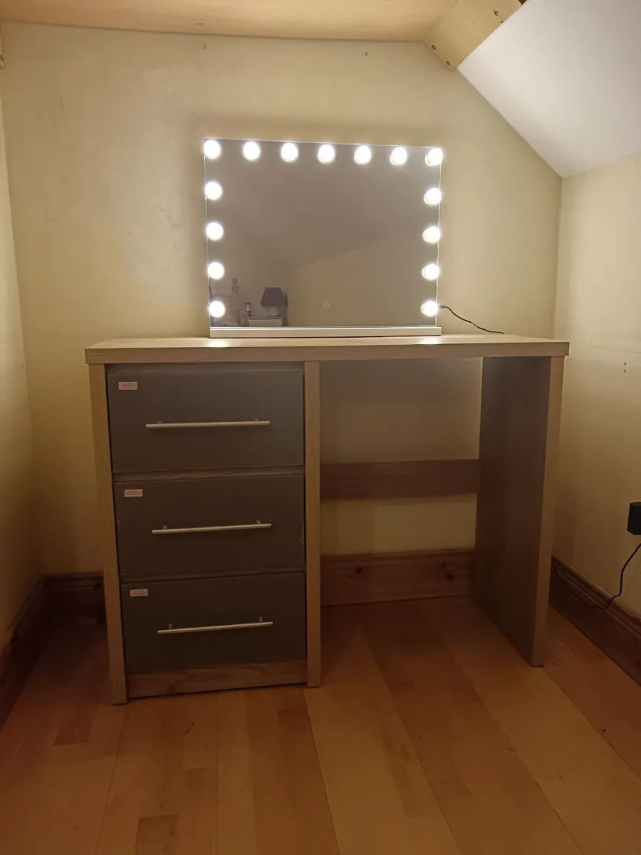 Dressing table and mirror - Image 1