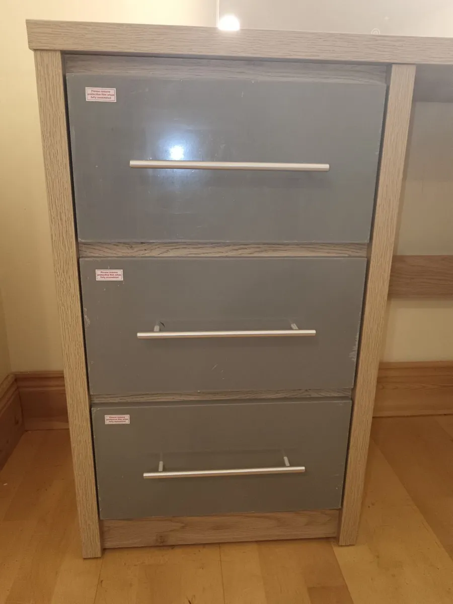 Dressing table and mirror - Image 3