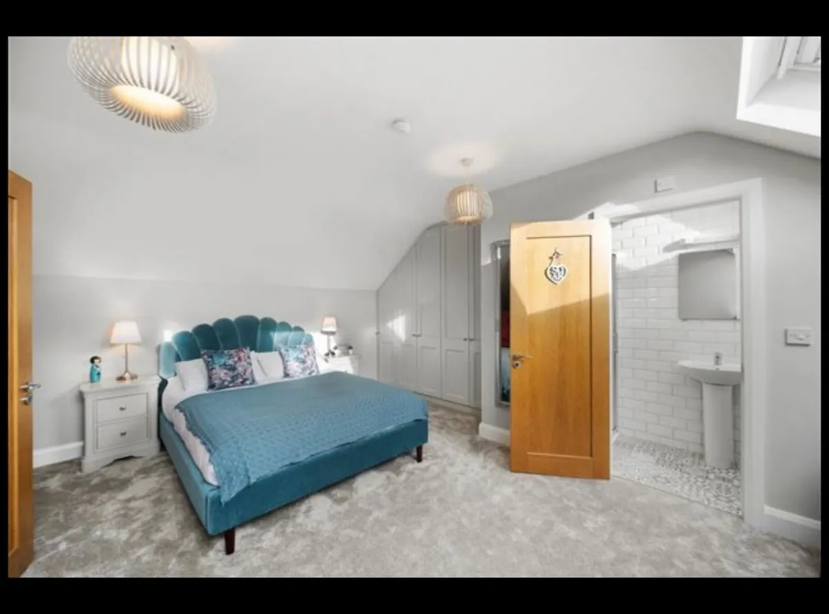 King size bed - Image 1