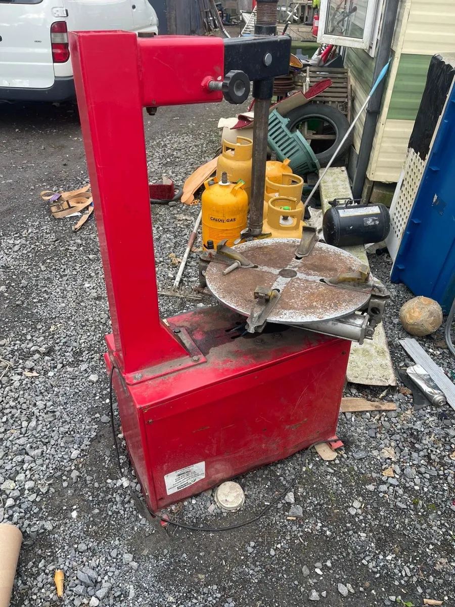 Tire machine - Image 1