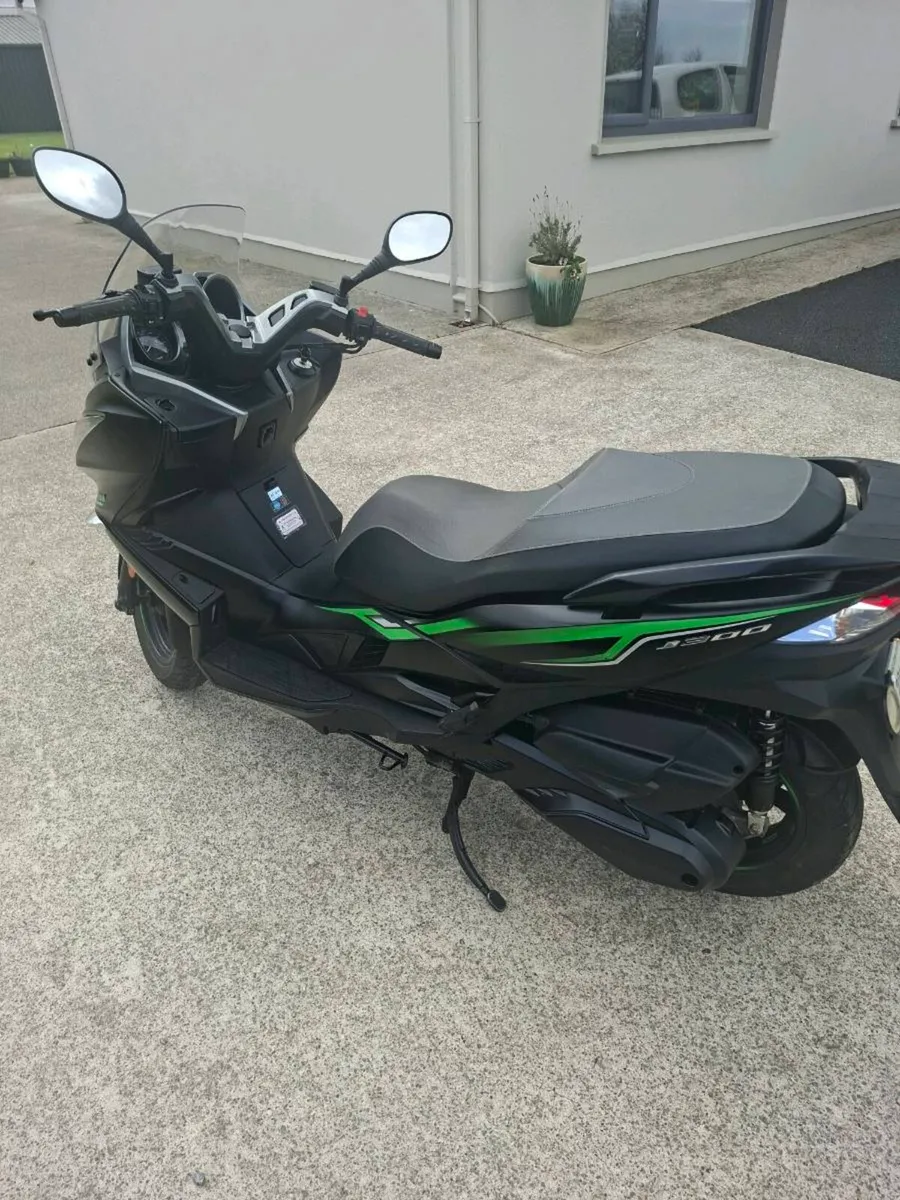 Kawasaki J300 - Image 1