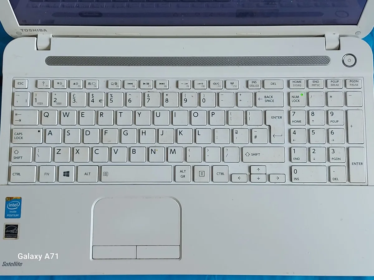 TOSHIBA Satellite Laptop, White, 8GB Ram, 250GB - Image 3