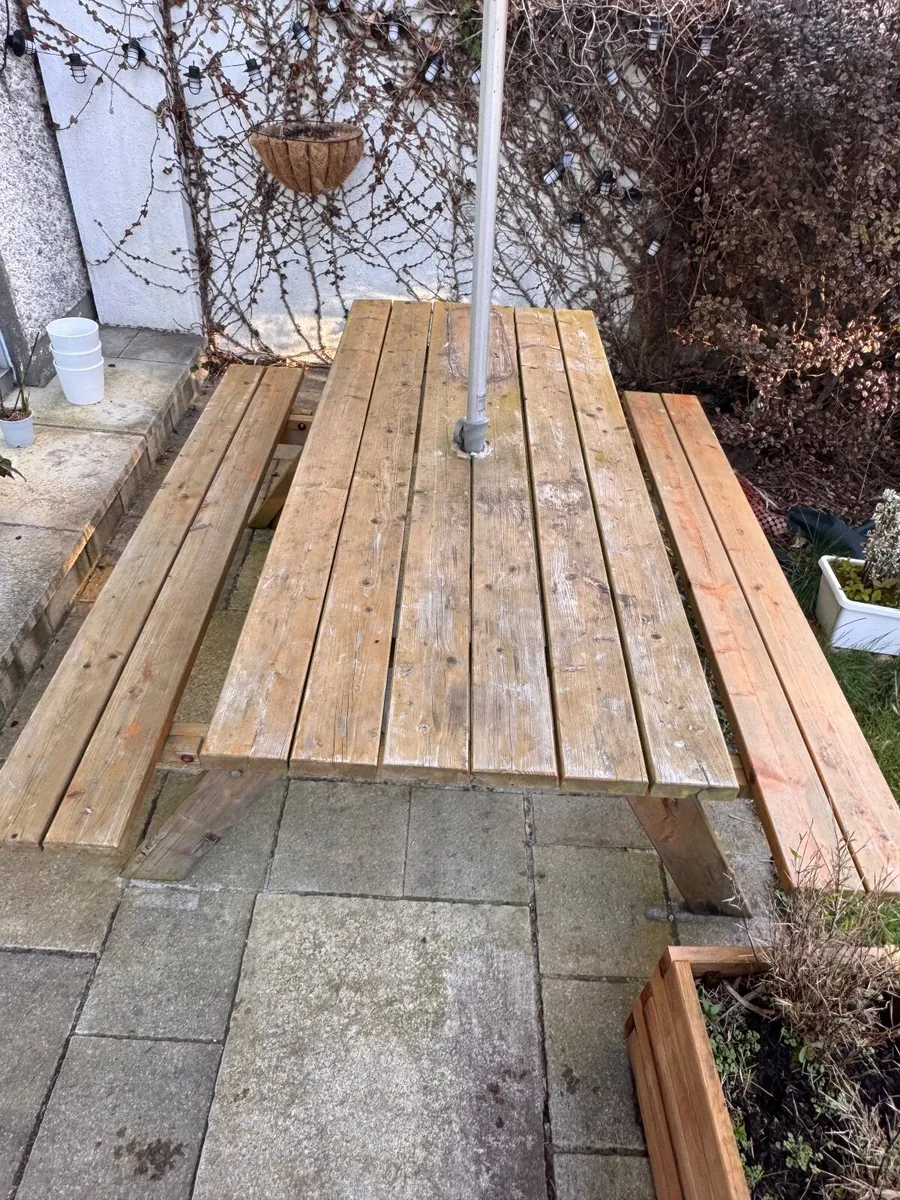 Outdoor table - Image 1