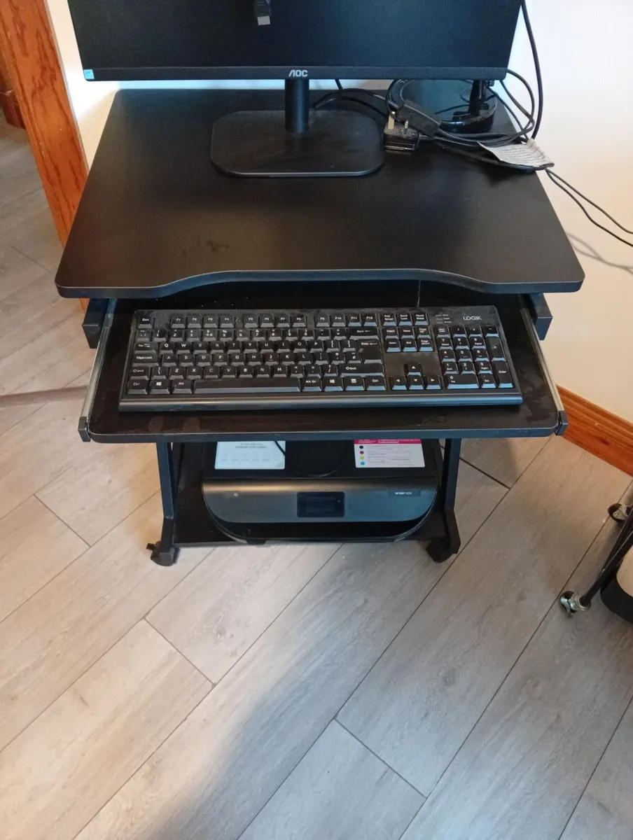 Computer desk - Image 1