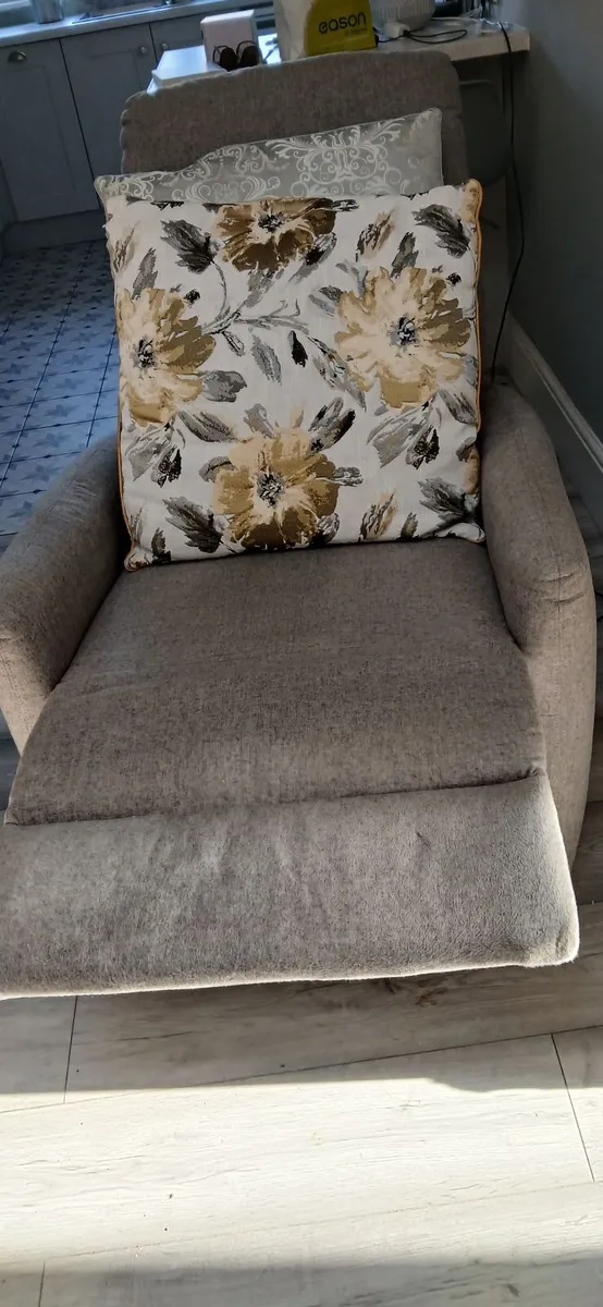 Reclining chairs - Image 1