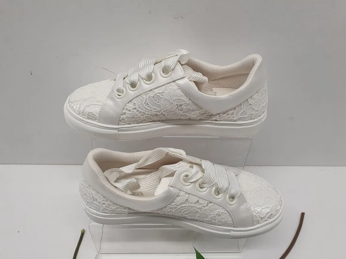 Online Auction Of A Shoes & More! - Image 1