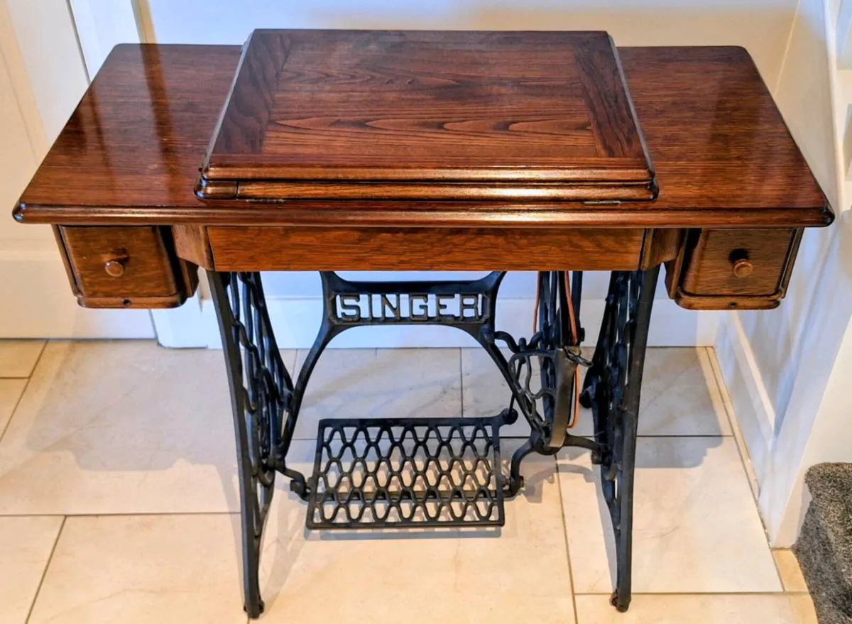 Vintage Singer Sewing Machine - Image 1