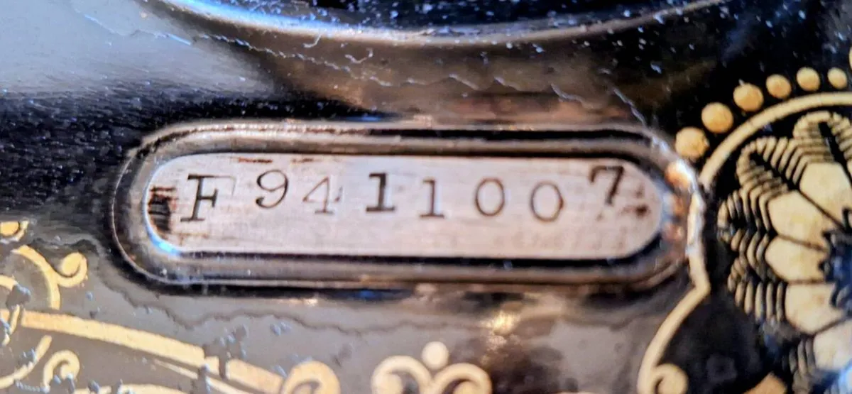 Vintage Singer Sewing Machine - Image 3