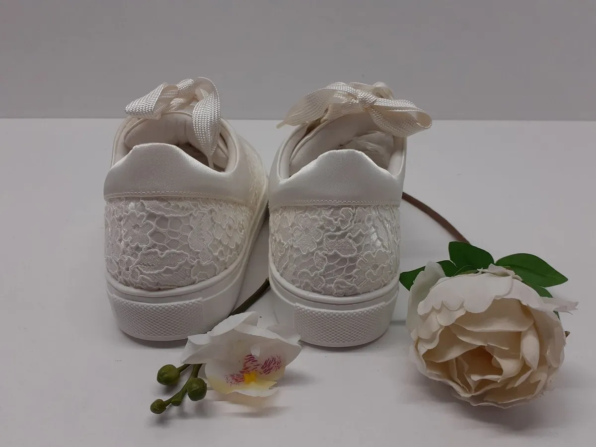 Online Auction Of Bridal Trainers & More! - Image 2
