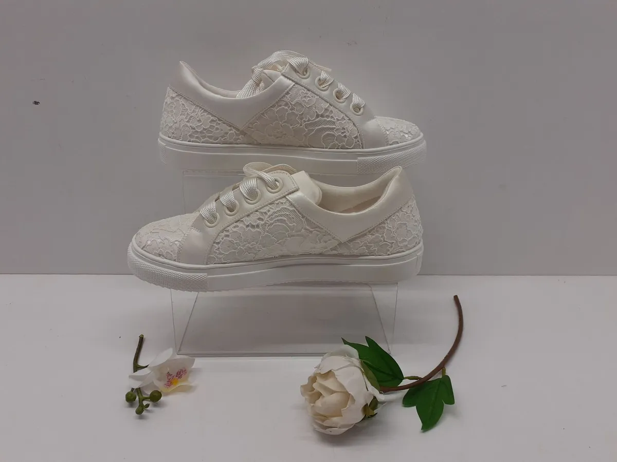 Online Auction Of Bridal Trainers & More! - Image 4