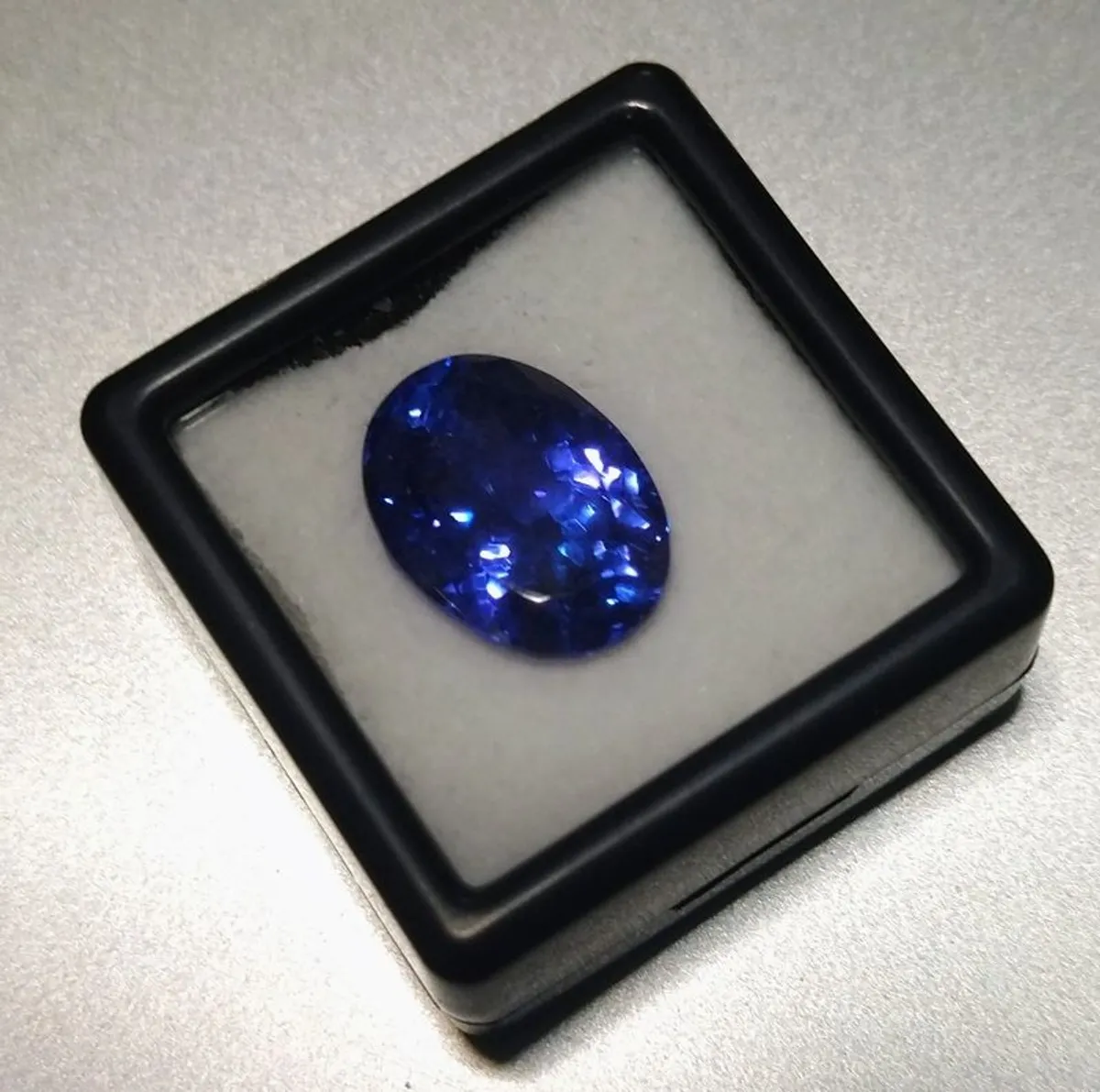 10.4ct Natural Tanzanite Gemstone , Certified , Eye Clean , Oval Cut, Very Good - Image 2